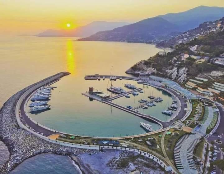 Casa Fronte Mare Apartman Ventimiglia Kültér fotó